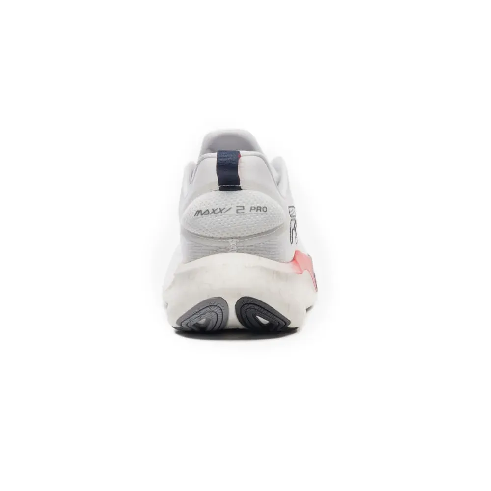 Tênis Fila Float Maxxi 2 Pro Masculino branco vista traseira com detalhes em azul marinho e vermelho